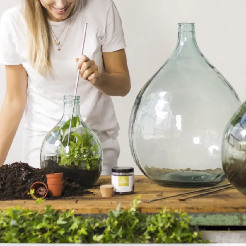 Terrarium Pick-Up Tool with Claw on white background, product photo 2.