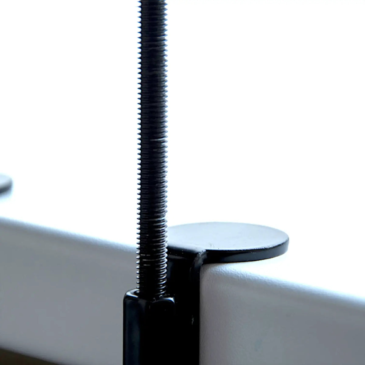 Topfhalter mit Klemme vor weißem Hintergrund, Produktfoto 10.