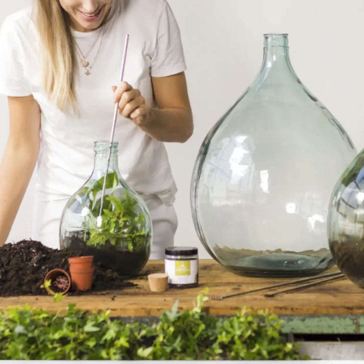 Terrarium-Pick-up-Tool mit Greifer vor weißem Hintergrund, Produktfoto 2.
