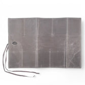 Rolltasche aus gewachstem Canvas auf weißem Hintergrund, Produktfoto 3.