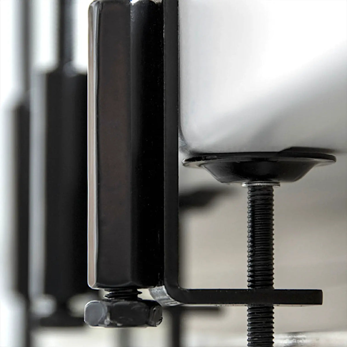 Topfhalter mit Klemme vor weißem Hintergrund, Produktfoto 11.