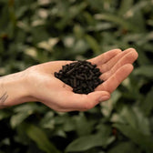 Aktivkohle auf weißem Hintergrund, Produktfoto 3.